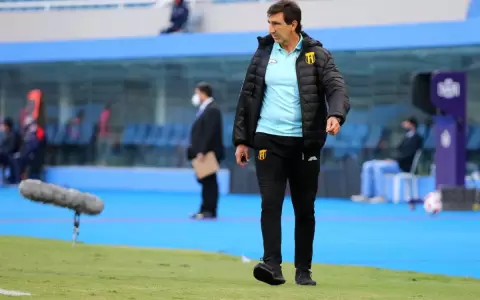 Gustavo Costas despotrica contra el arbitraje