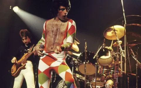 Atuendos que caracterizan el ex�tico estilo de Freddie Mercury