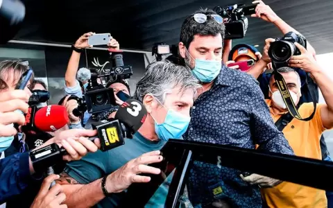 Padre de Messi confirma que el jugador analiza quedarse en el Bar�a