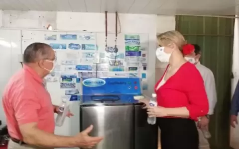 Microempresa familiar se abre camino en negocio del agua mineral