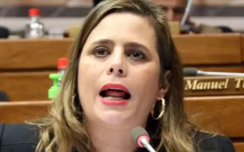 Kattya Gonz�lez sali� al cruce de Harms y Ram�rez por Encarnaci�n