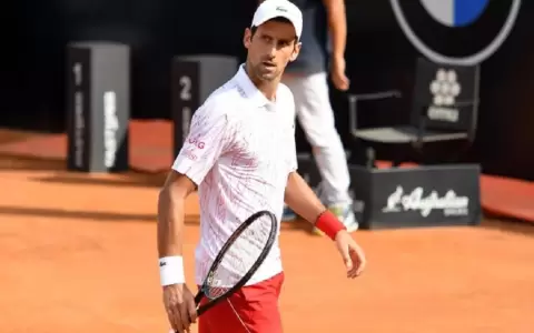 Sin deslumbrar, Djokovic accede a semifinales del Masters de Roma