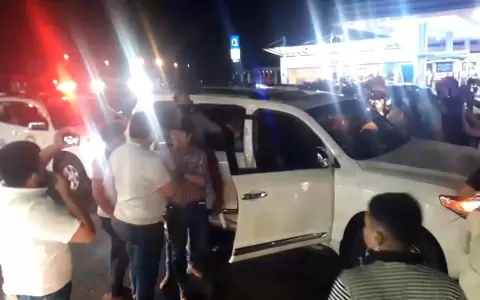 Cuevas festej� su libertad con baile y aglomeraci�n
