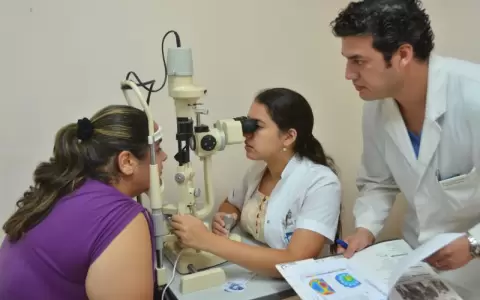 Adultos mayores se benefician con atenci�n ocular