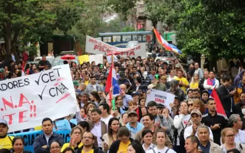 Sindicatos del MEC piden US$ 123 millones m�s para salarios
