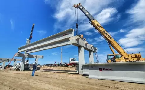 Avanza el montaje de vigas para el futuro puente de �eembuc�