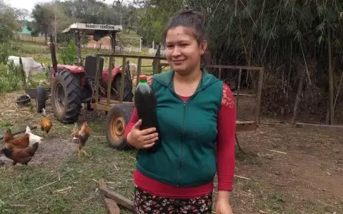 Emprendedora sale adelante con miel negra