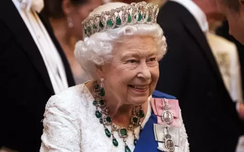 Guardias galeses rompen protocolo Covid y exponen a la reina de Inglaterra
