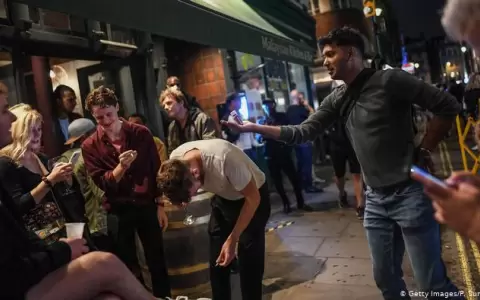 Bares y restaurantes de Inglaterra cerrar�n temprano por rebrote de Covid-19