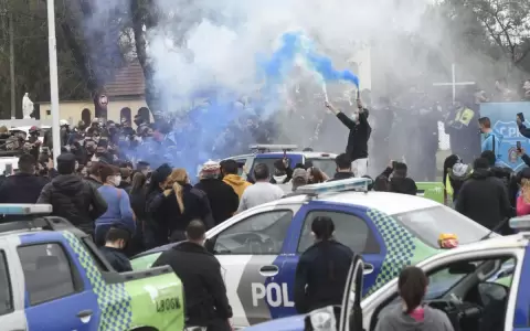 Tras varios d�as de protesta, Buenos Aires aprueba subida salarial de polic�as