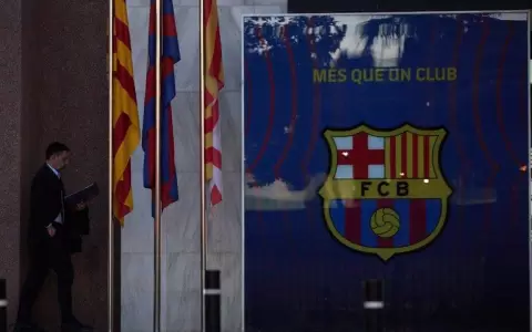 Barcelona analiza recorte del 30% de los salarios para evitar el hundimiento financiero