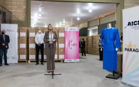 Confeccionistas entregaron batas de producci�n 100% nacional