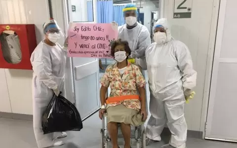 Edita, de 80 a�os, sali� de alta con una sonrisa tras ganarle al COVID-19
