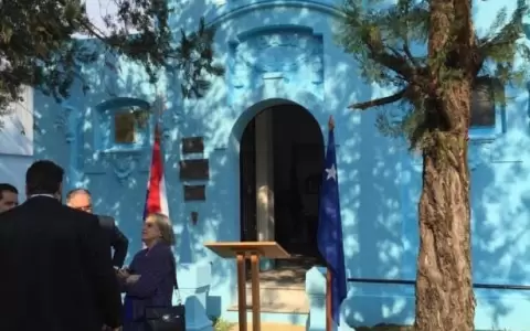 Denuncian profanaci�n del Pante�n Liberal en cementerio de la Recoleta