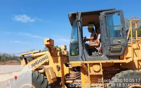 17 mujeres se destacan en curso para operar maquinarias pesadas