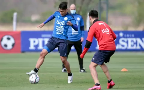 Santiago Arzamendia da positivo al Covid-19 y es baja en la Albirroja