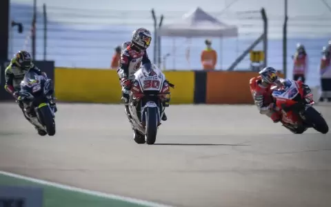 Quartararo supera una ca�da y consigue la pole en Arag�n