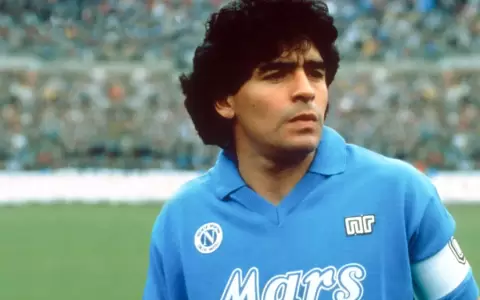 Diego Maradona cumple 60 a�os lejos de la multitud que lo idolatra