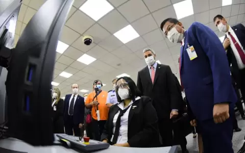 Ejecutivo recorta publicidad de binacionales en medios de prensa y saca beneficios a funcionarios