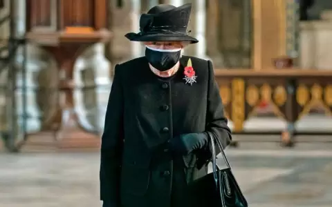 Por primera vez en la pandemia, la reina Isabel II aparece con mascarilla en p�blico