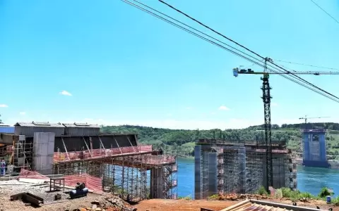 Puente de la Integraci�n: avanza montaje de vigas trasversales