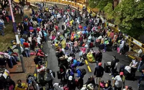 Venezolanos varados en Colombia intentan cruzar la frontera