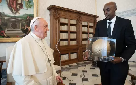 El Papa Francisco recibi� a jugadores de la NBA