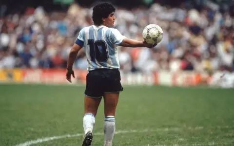 Plantean que fecha de cumplea�os de Maradona sea D�a Nacional del F�tbol en Argentina