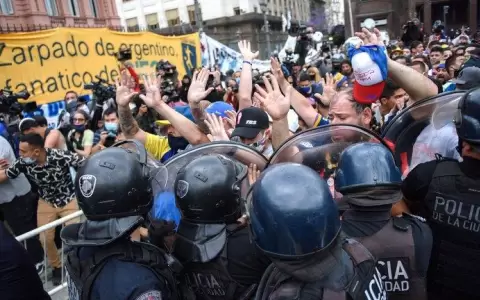 Entre tristeza y ansiedad, argentinos desesperados por dar �ltimo adi�s a Maradona