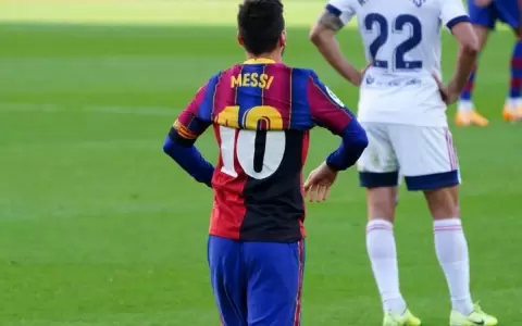 El homenaje de Messi a Maradona en la goleada del Barcelona