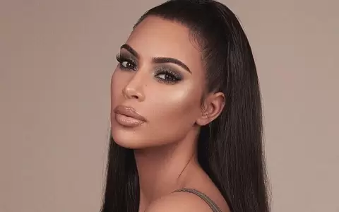 Kim Kardashian ense�a c�mo usar corrector de ojeras