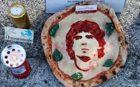 Indignaci�n en Argentina por selfies junto al cad�ver de Maradona