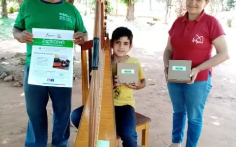 Ni�os, ni�as y j�venes reciben equipos para educaci�n virtual y clases de m�sica