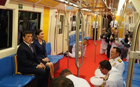 Rey de Tailandia obliga a sus escoltas a arrastrarse a su alrededor