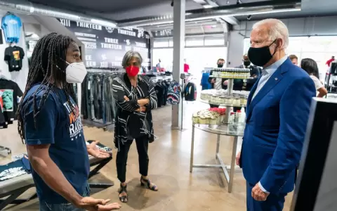 Biden se fractura el pie al jugar con uno de sus perros