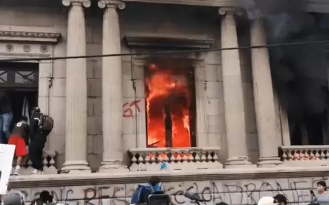 Manifestantes incendian el Congreso de Guatemala