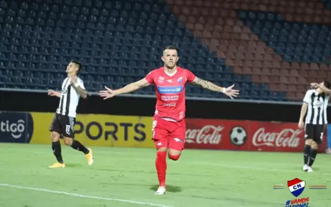 Nacional alcanza la cima tras imponerse ante Libertad
