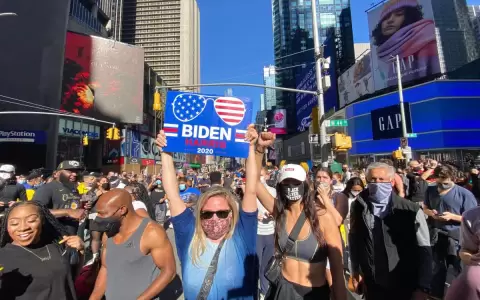 Multitudes salen a las calles a celebrar la victoria de Biden