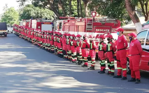 �Los caballeros rojos�, preparan a j�venes para servir en la Costanera