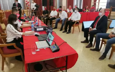 Con gritos y amenazas, inicia Convenci�n Colorada que quiere pr�rroga de mandato