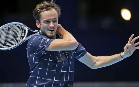 Medvedev vuelve a derrotar a Zverev y arranca con el pie derecho el Masters de Londres