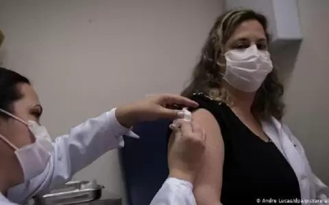 Brasil suspende los ensayos de la vacuna china