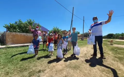 Navidad deportiva entrega presentes a ni�os, ni�as y adolescentes de �eembuc�