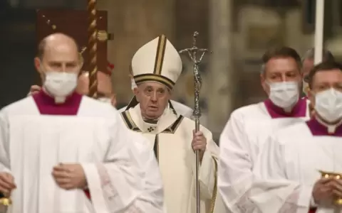 El papa Francisco celebr� la Misa del Gallo m�s solitaria llamando a la fraternidad