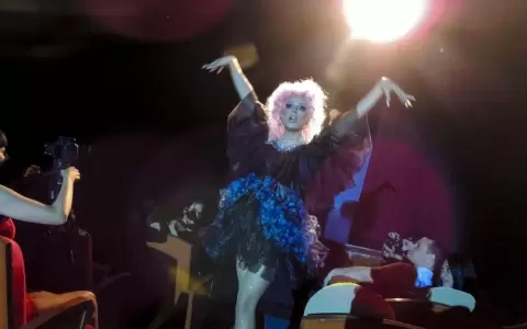 Moda y arte drag en la Alianza Francesa