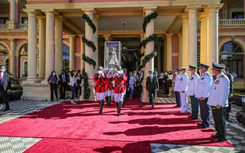 Virgen de Caacup� visita el Palacio de Gobierno y el Congreso
