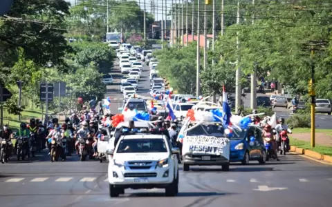 Encarnacenos salen a las calles para clamar al gobierno central alivio financiero
