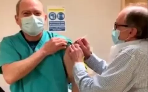 Primer paraguayo recibe vacuna contra el Covid-19