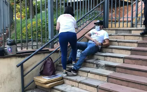 Padres de Bianca se encadenan y exigen a Mazzoleni respeto por el derecho a la vida