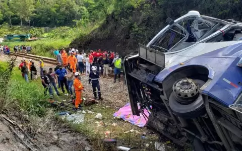 Al menos 16 muertos al caer un autob�s a un barranco en el sureste de Brasil